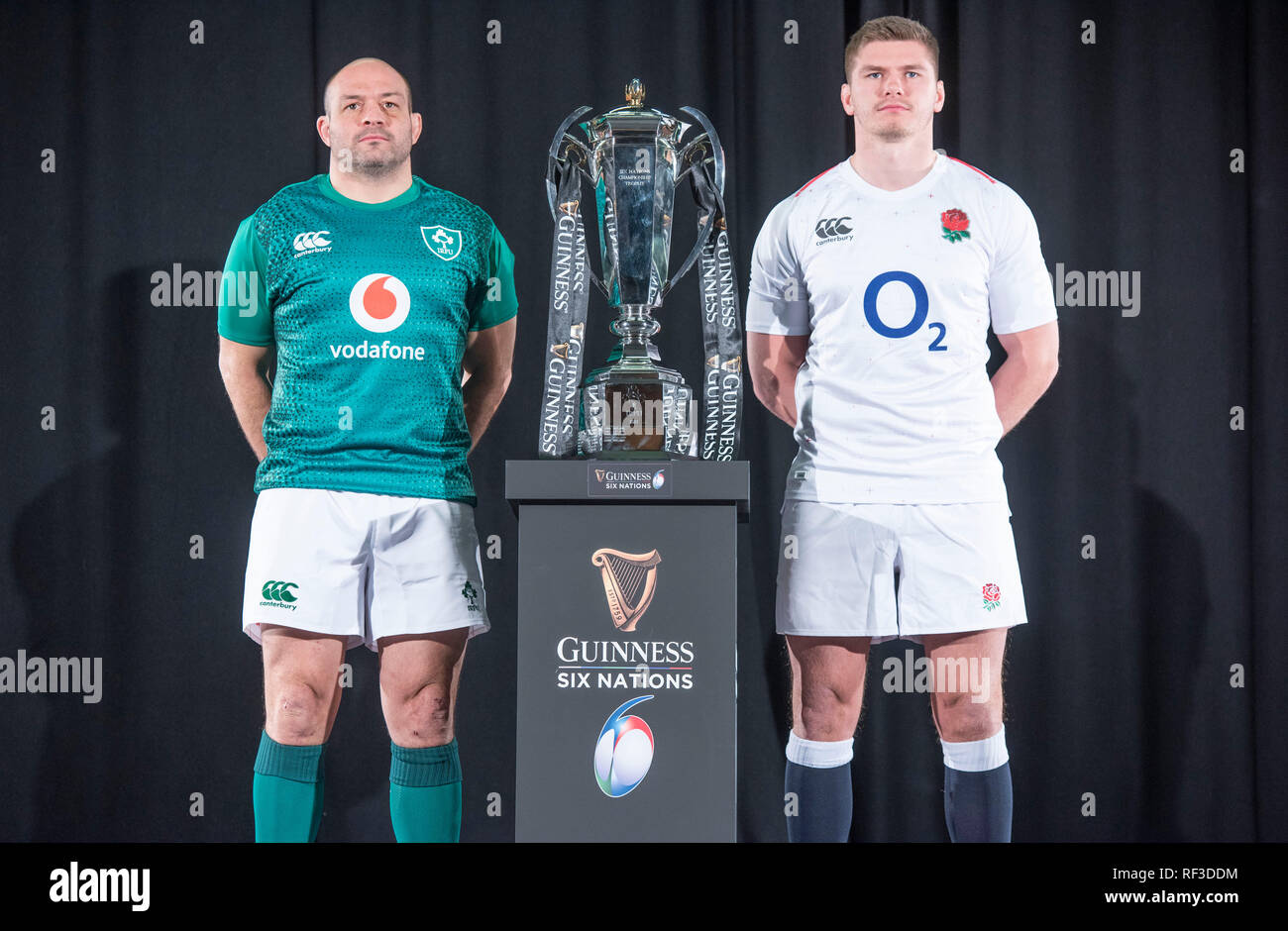 Swansea, Regno Unito. 23 gen 2019. Guinness Sei Nazioni di Rugby lancio a Hurlingham Club di Londra - 23 gennaio 2019 l'Irlanda capitano Rory migliori e Inghilterra capitano Owen Farrell a fianco del Sei Nazioni trofeo Credito: Phil Rees/Alamy Live News Foto Stock
