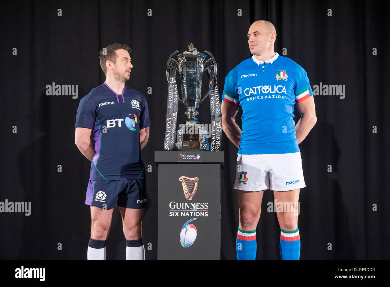 Swansea, Regno Unito. 23 gen 2019. Guinness Sei Nazioni di Rugby lancio a Hurlingham Club di Londra - 23 gennaio 2019 Scozia capitano Greig Laidlaw e Italia capitano Sergio Parisse a fianco del Sei Nazioni Trofeo Credito: Phil Rees/Alamy Live News Foto Stock