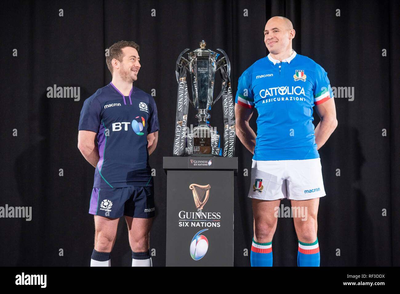 Swansea, Regno Unito. 23 gen 2019. Guinness Sei Nazioni di Rugby lancio a Hurlingham Club di Londra - 23 gennaio 2019 Scozia capitano Greig Laidlaw e Italia capitano Sergio Parisse a fianco del Sei Nazioni Trofeo Credito: Phil Rees/Alamy Live News Foto Stock