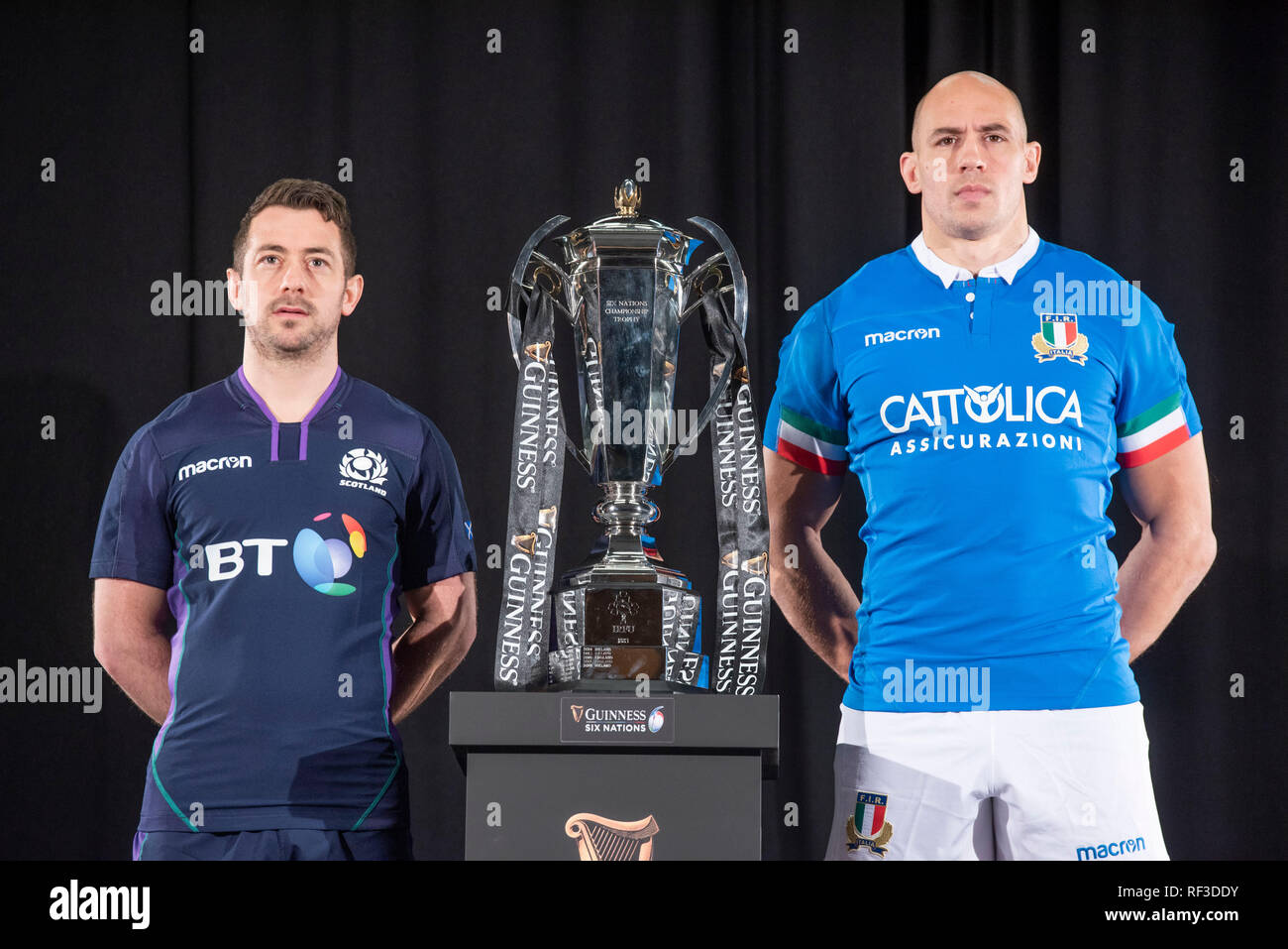 Swansea, Regno Unito. 23 gen 2019. Guinness Sei Nazioni di Rugby lancio a Hurlingham Club di Londra - 23 gennaio 2019 Scozia capitano Greig Laidlaw e Italia capitano Sergio Parisse a fianco del Sei Nazioni Trofeo Credito: Phil Rees/Alamy Live News Foto Stock