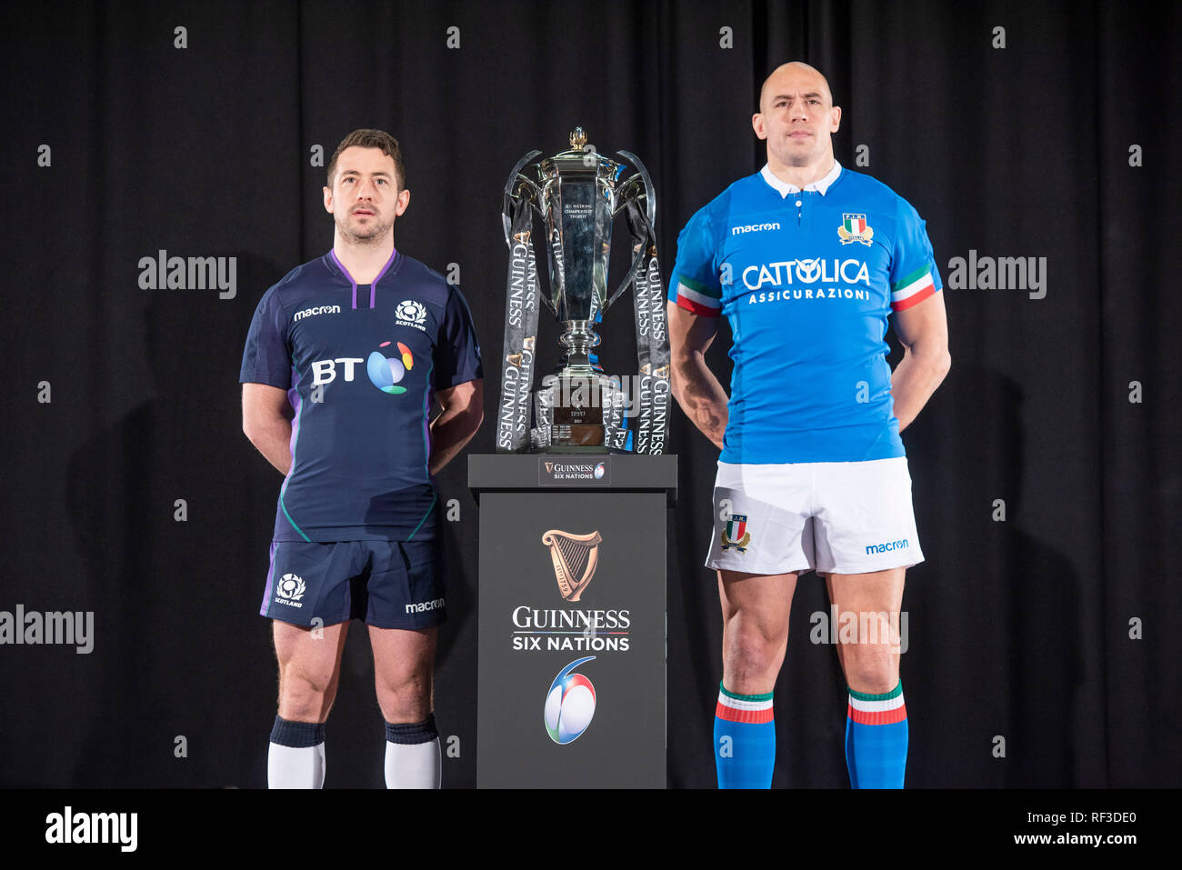 Swansea, Regno Unito. 23 gen 2019. Guinness Sei Nazioni di Rugby lancio a Hurlingham Club di Londra - 23 gennaio 2019 Scozia capitano Greig Laidlaw e Italia capitano Sergio Parisse a fianco del Sei Nazioni Trofeo Credito: Phil Rees/Alamy Live News Foto Stock