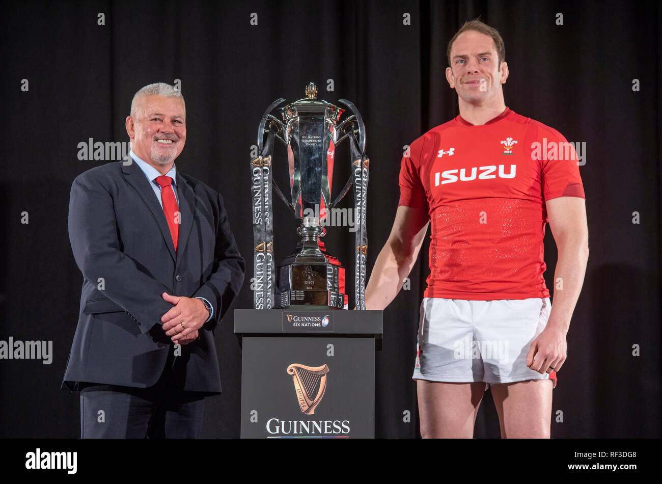 Swansea, Regno Unito. 23 gen 2019. Guinness Sei Nazioni di Rugby lancio a Hurlingham Club di Londra - 23 gennaio 2019 Galles Allenatore Warren Gatland e Galles capitano Alun Wyn Jones a fianco del 6 Nazioni Trofeo Credito: Phil Rees/Alamy Live News Foto Stock