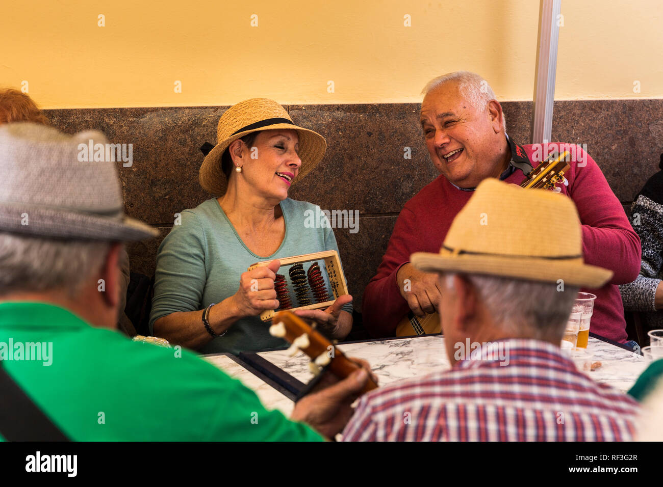La firma e la riproduzione di musica a San Sebastian romeria, fiesta, in La Caleta, Tenerife, Isole Canarie, Spagna Foto Stock