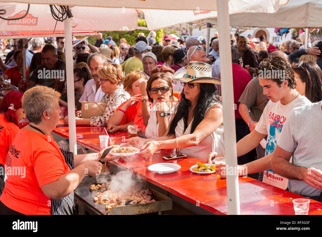 Che serve cibo a San Sebastian romeria, fiesta, La Caleta, Tenerife, Isole Canarie, Spagna Foto Stock