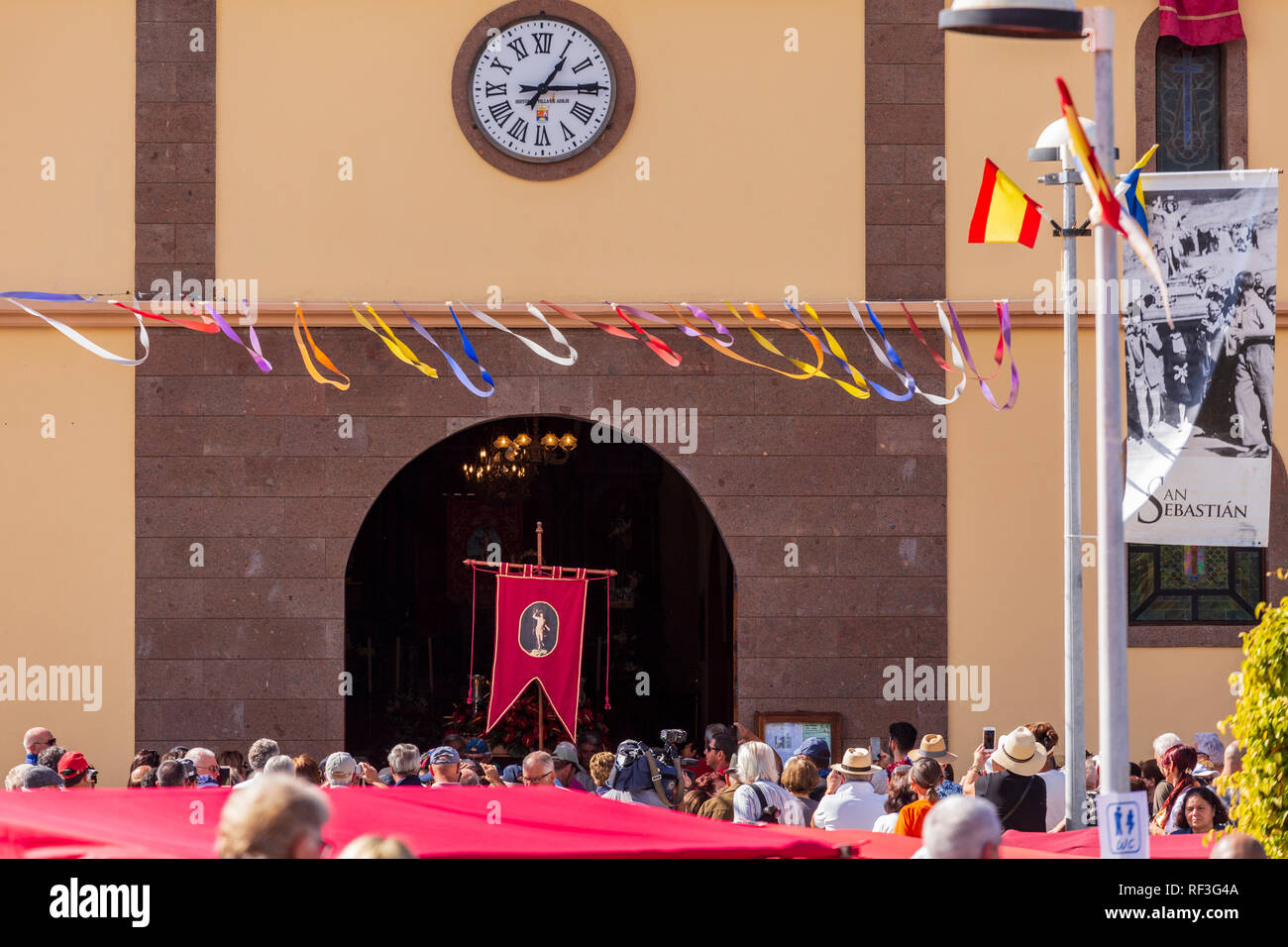 Il San Sebastian banner lasciando la Chiesa a portare la processione presso La Caleta, Tenerife, Isole Canarie, Spagna Foto Stock
