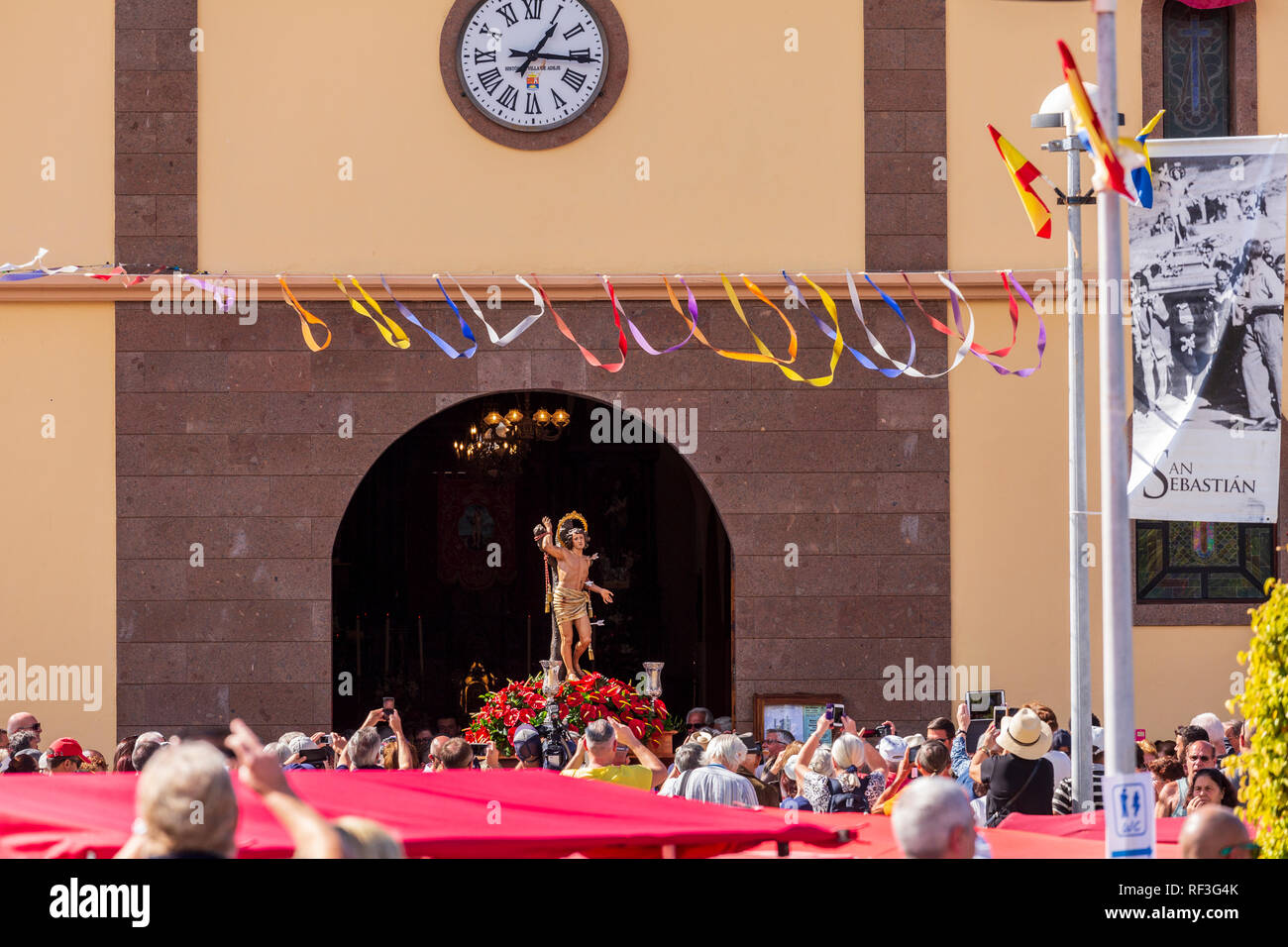 Il San Sebastian statua lasciando la Chiesa a portare la processione presso La Caleta, Tenerife, Isole Canarie, Spagna Foto Stock