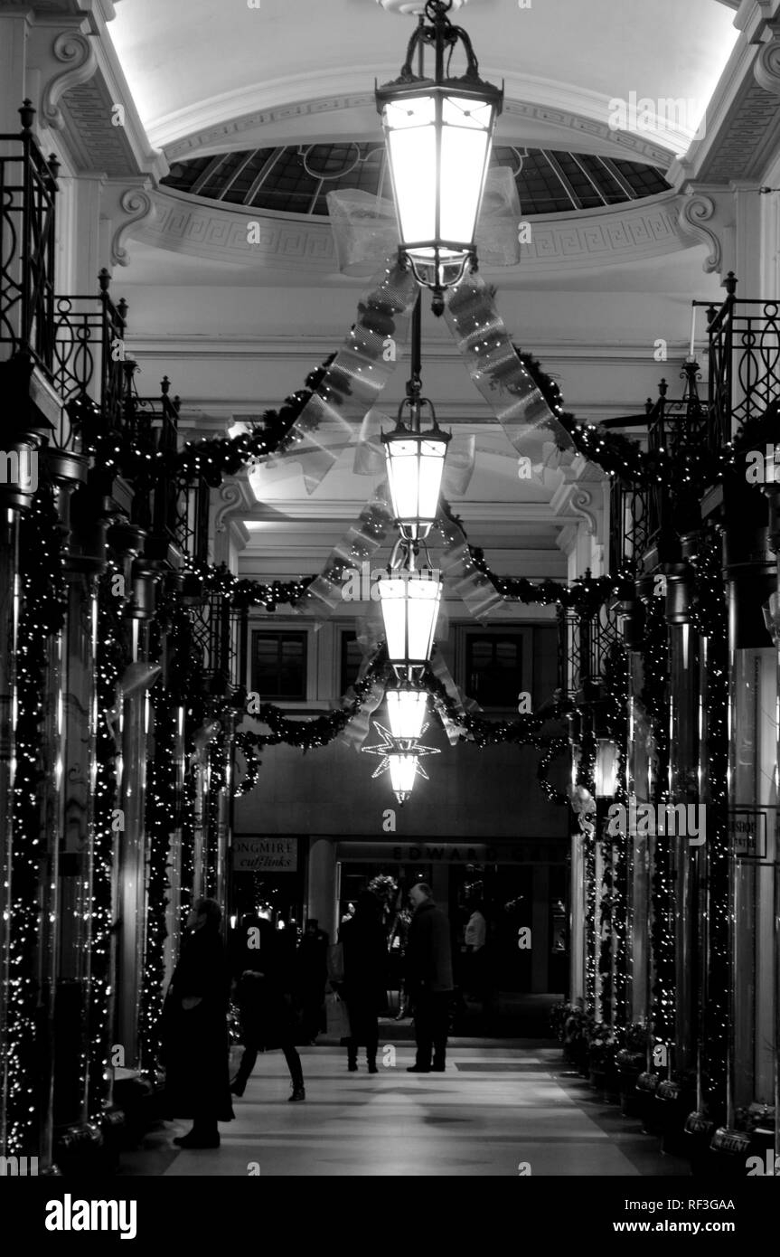 Pavimentazione di Piccadilly di fronte al Ritz hotel a Natale, Londra, Regno Unito. Foto Stock