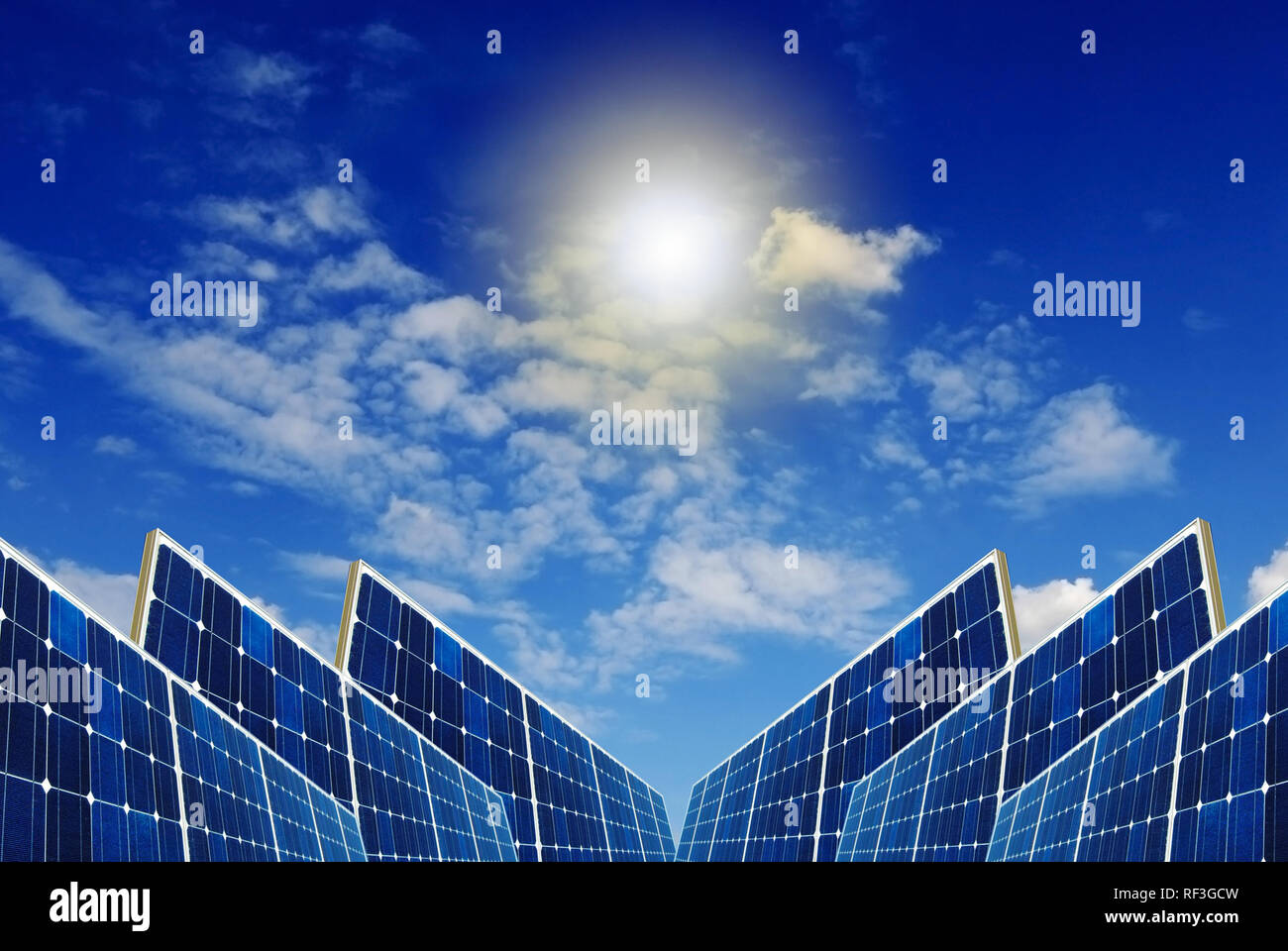 Pannelli solari la raccolta di energia dal sole nel cielo Foto Stock