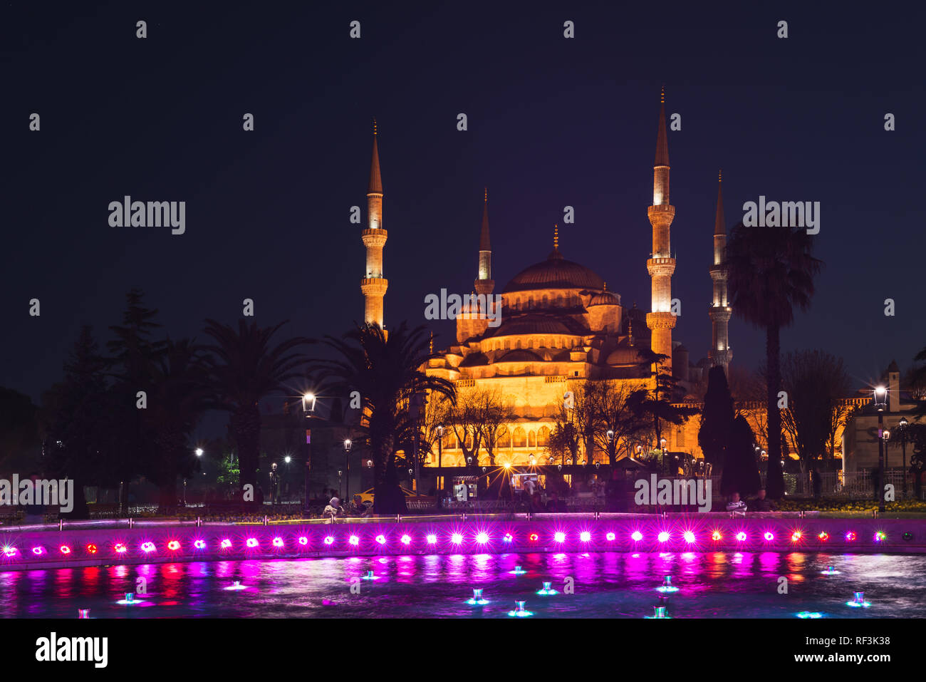 Fontana sulla zona di Sultanahmet in serata. Flussi multicolore contro lo sfondo della Moschea Blu. Trova posto: Istanbul, Turchia Foto Stock