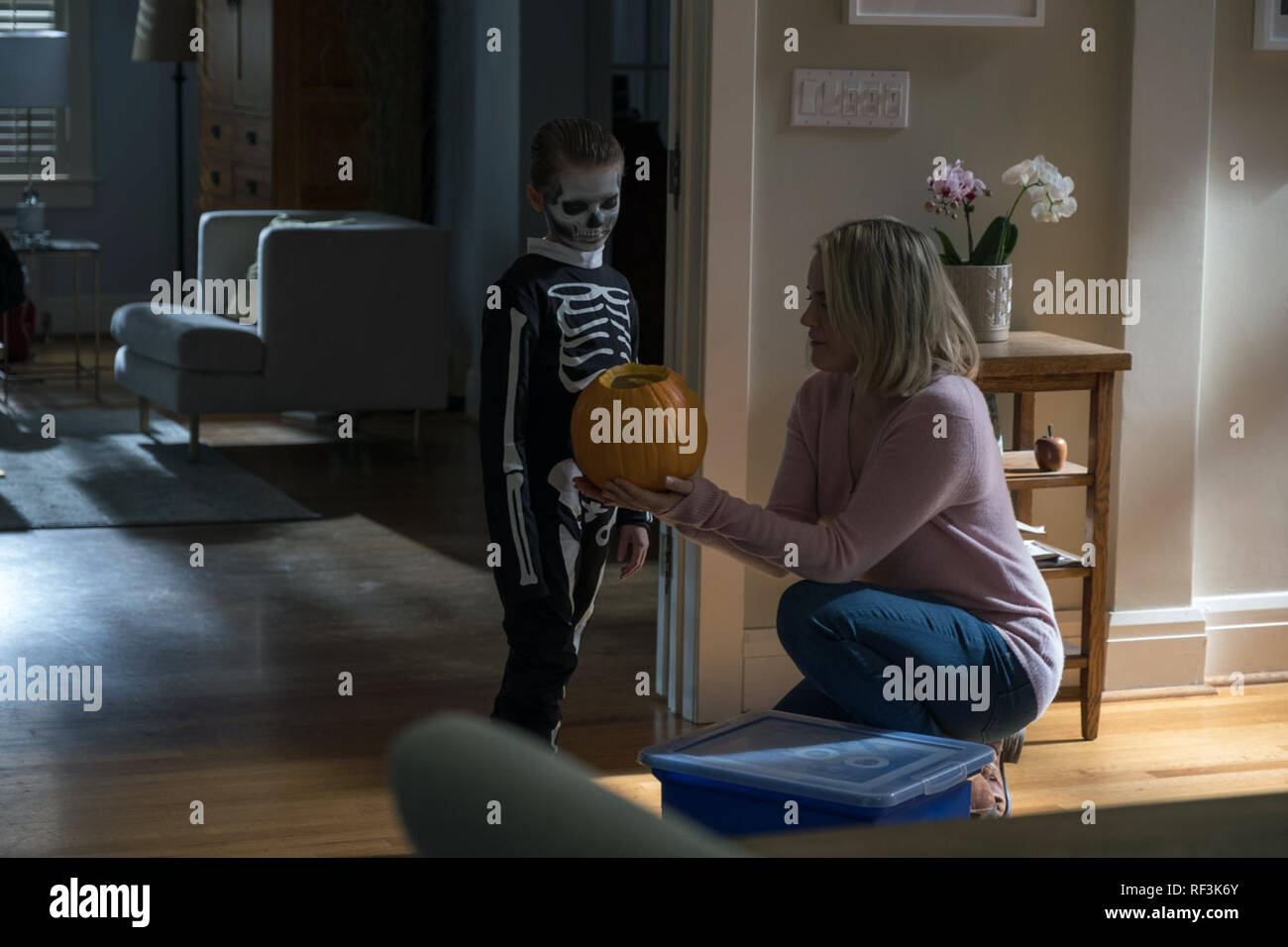 Il prodigio è un imminente American horror thriller film diretto da Nicholas McCarthy e stelle attrice Taylor Schilling.[1] i centri di stampa attorno ad un bambino, il cui comportamento di disturbo dei segnali che un male, eventualmente forza soprannaturale possedeva lui, costringendo i suoi genitori di indagare se le forze sinistre sono coinvolti. Questa fotografia è per il solo uso editoriale ed è il copyright del film company e/o il fotografo assegnato dal film o società di produzione e può essere riprodotto solo da pubblicazioni in congiunzione con la promozione del film di cui sopra. Un Credito al fi Foto Stock