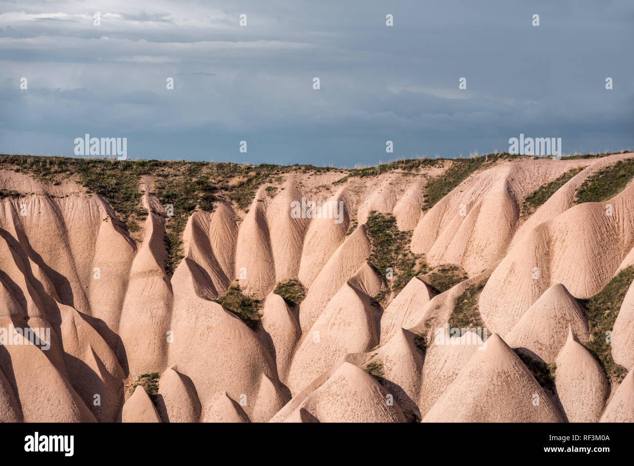Meravigliose colline in Cappadocia montagne, Turchia. Fotografia di paesaggi Foto Stock