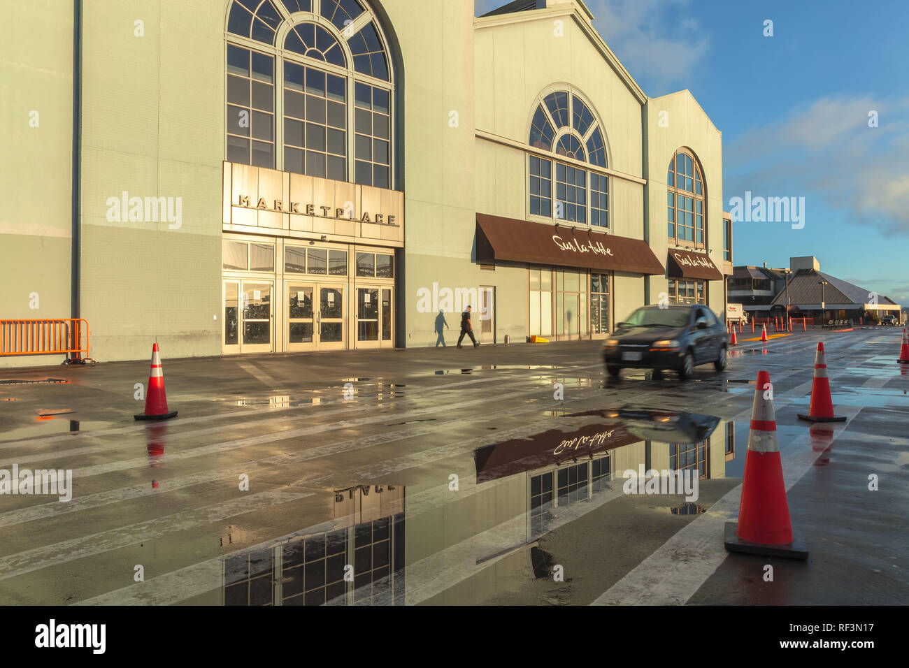 Sur La tabella storefront al Ferry Building a San Francisco, California, Stati Uniti, dopo una notte di tempesta di pioggia. Foto Stock