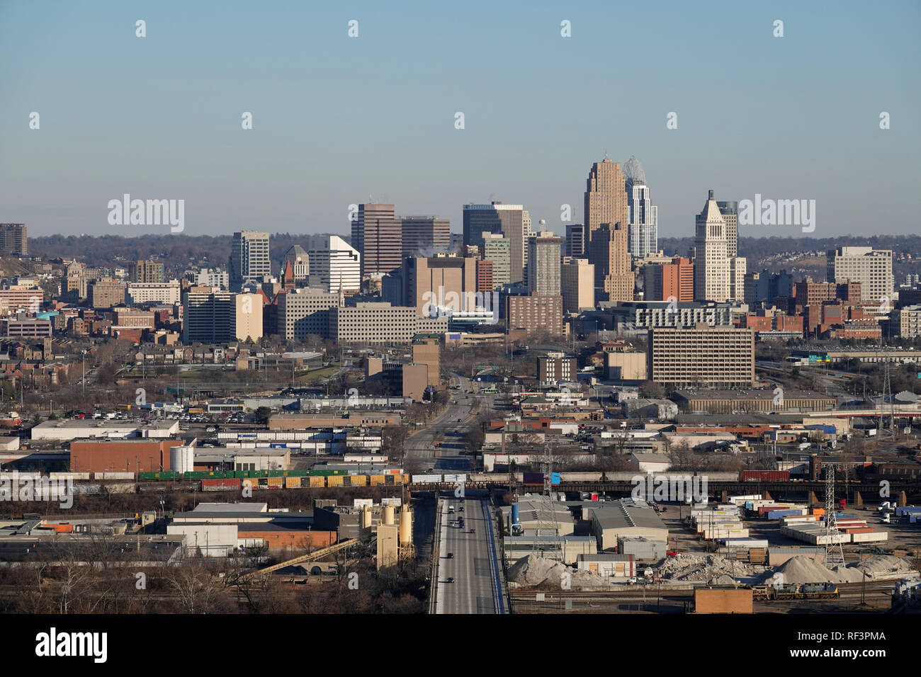 Cincinnati, Ohio, Stati Uniti d'America skyline è rappresentato da una ampia vista in elevazione su un pomeriggio invernale giorno. Foto Stock