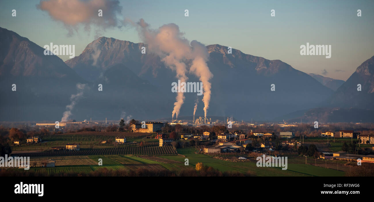 Vista panoramica del Fantoni in fabbrica a Osoppo (Italia) e la pianura friulana con Alpi e Prealpi in background Foto Stock