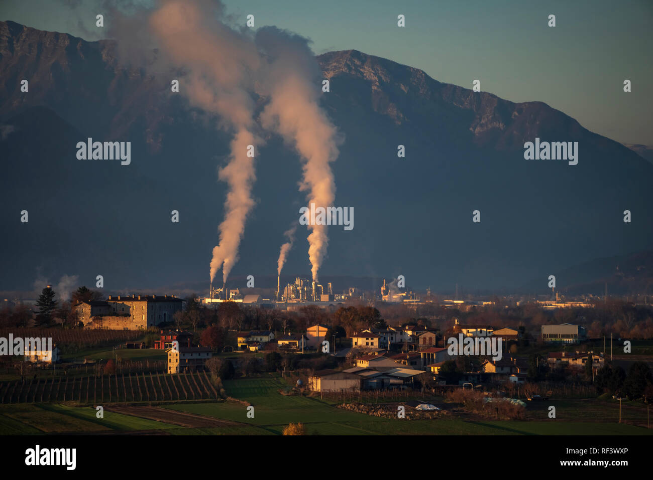 La fabbrica di Fantoni a Osoppo (Italia) e la pianura friulana con Alpi e Prealpi in background Foto Stock