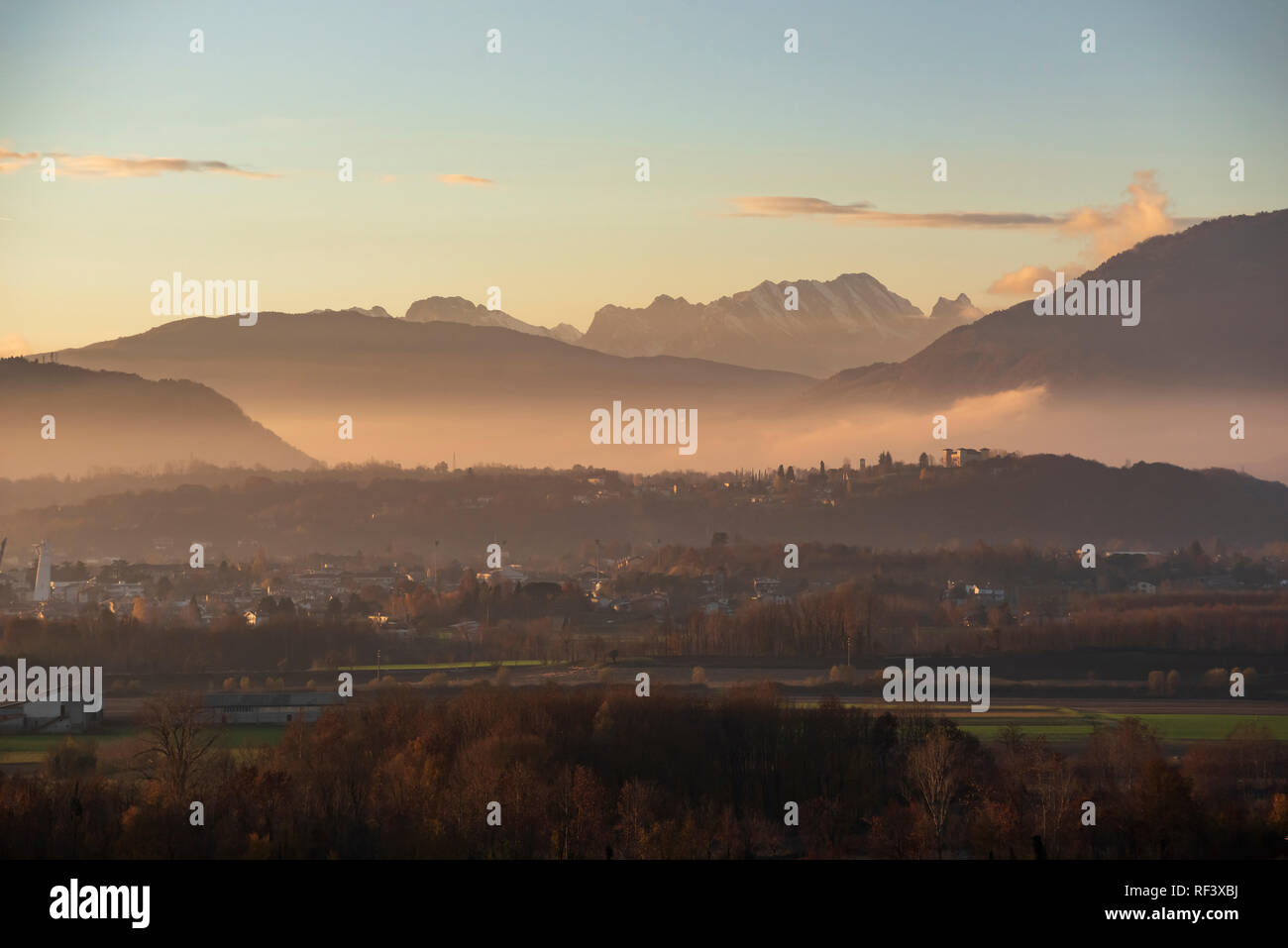 Vista panoramica di Majano, il Castello di Susans (Udine - Italia) e il paesaggio circostante, con il Monte Caserine e Dolomiti Friulane in background. Foto Stock