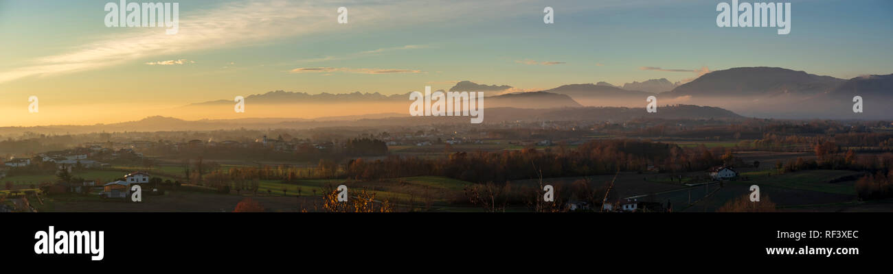 Panoramica vista aerea del Friuli Occidentale e il suo paesaggio con Dolomiti Friulane in background. Foto Stock