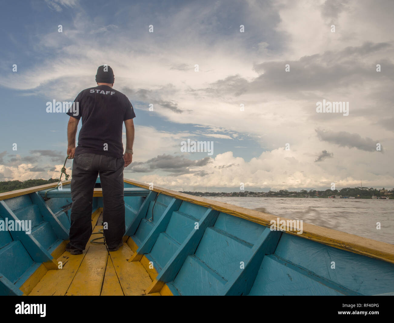 Paumari, Brasile- Dicembre 07, 2017: Tradizionale, barca indiano e bella vista con la riflessione nella laguna di giungla amazzonica. durante il tramonto. Lat Foto Stock