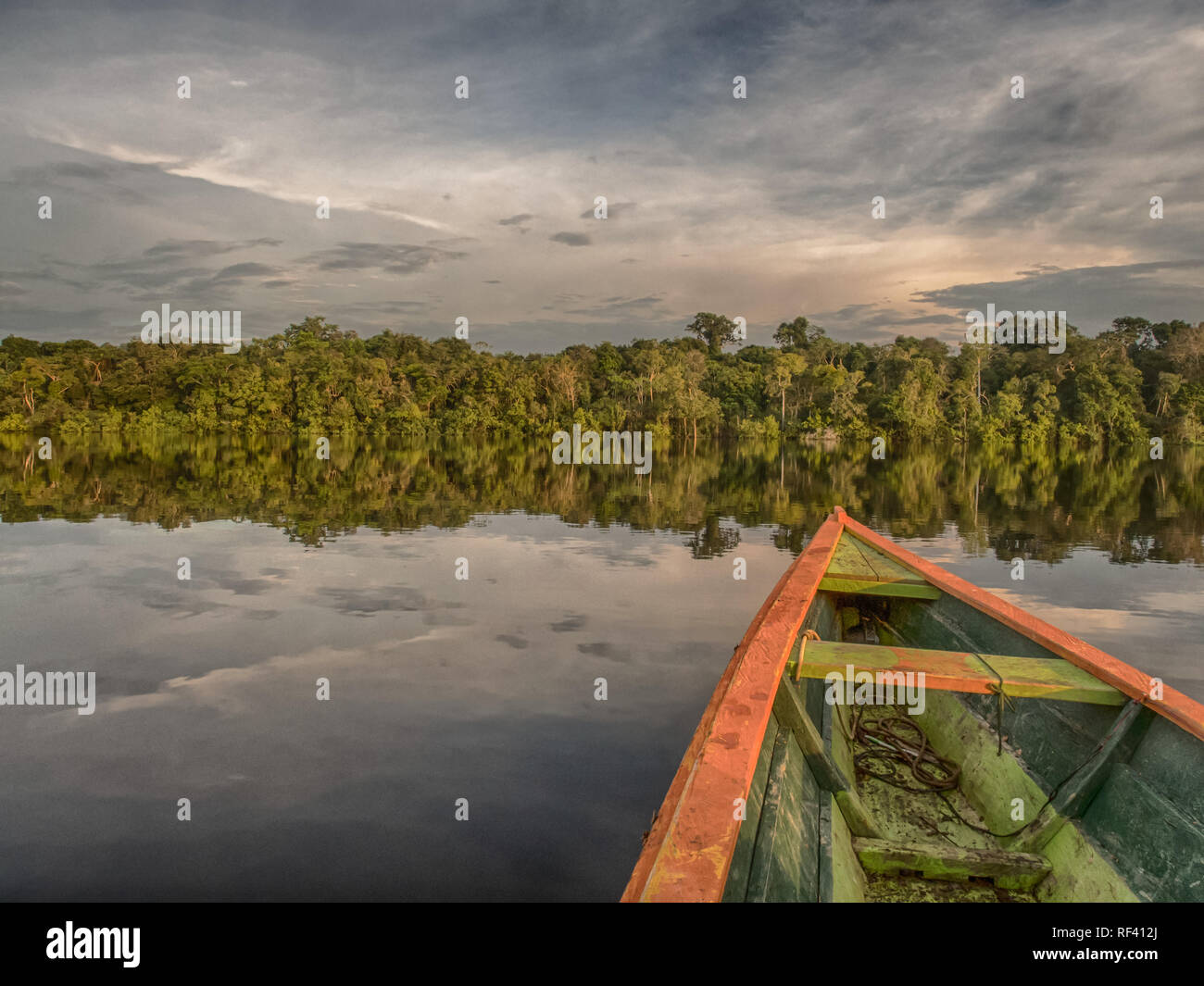 Paumari, Brasile- Dicembre 07, 2017: Tradizionale, barca indiano e bella vista con la riflessione nella laguna di giungla amazzonica. America Latina Foto Stock