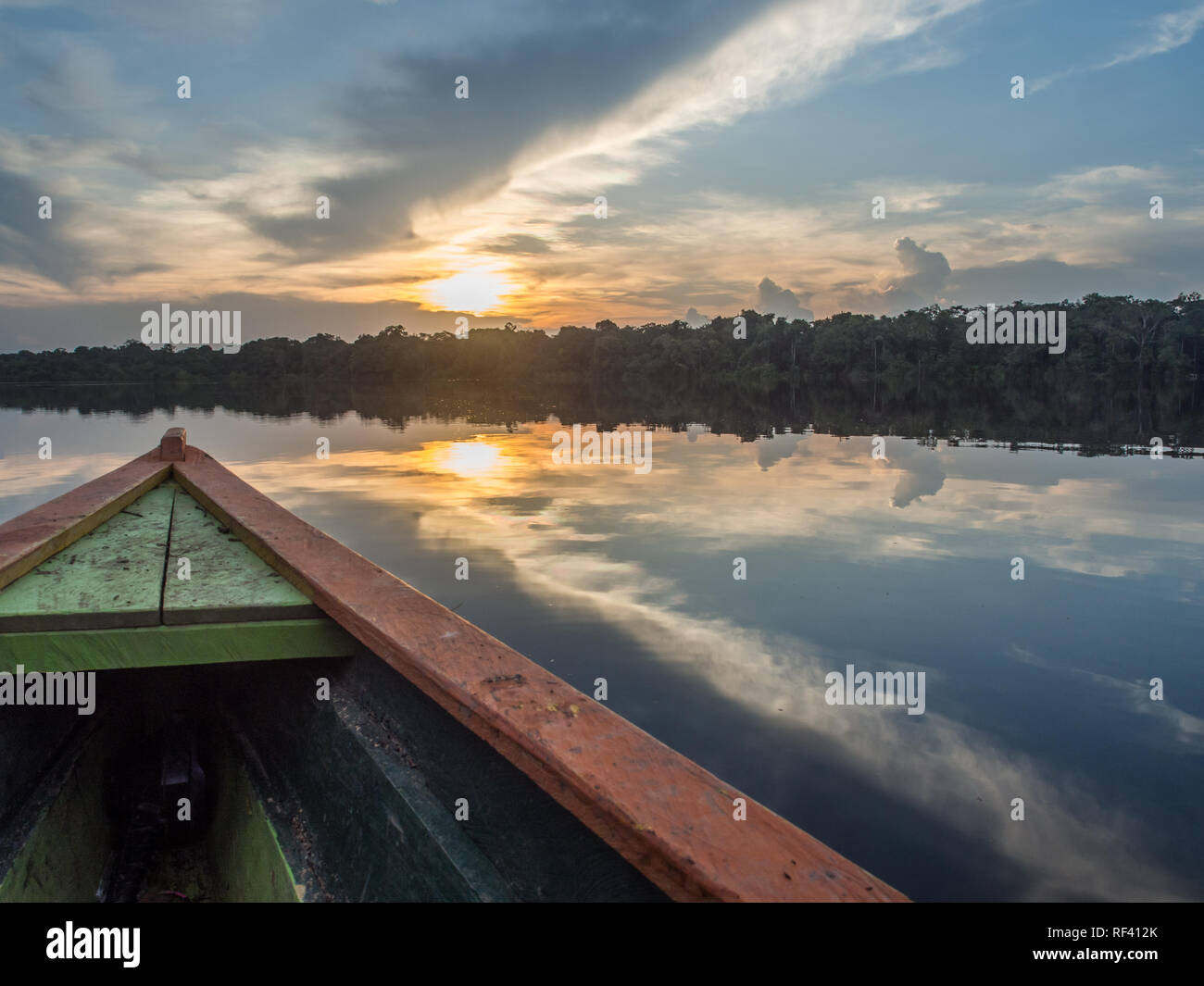 Paumari, Brasile- Dicembre 07, 2017: Tradizionale, barca indiano e bella vista con la riflessione nella laguna di giungla amazzonica. durante il tramonto. Lat Foto Stock