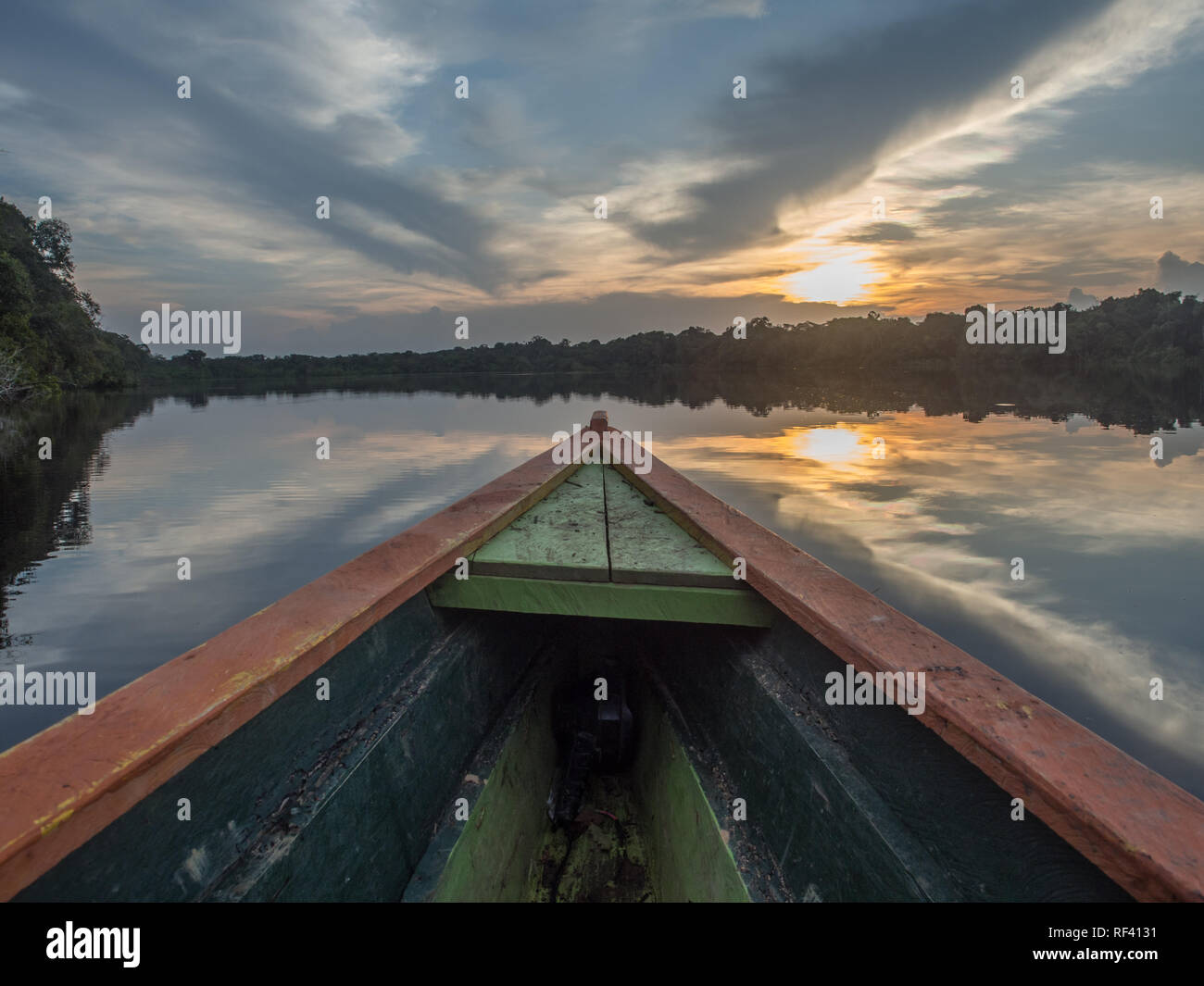 Paumari, Brasile- Dicembre 07, 2017: Tradizionale, barca indiano e bella vista con la riflessione nella laguna di giungla amazzonica. durante il tramonto. Lat Foto Stock