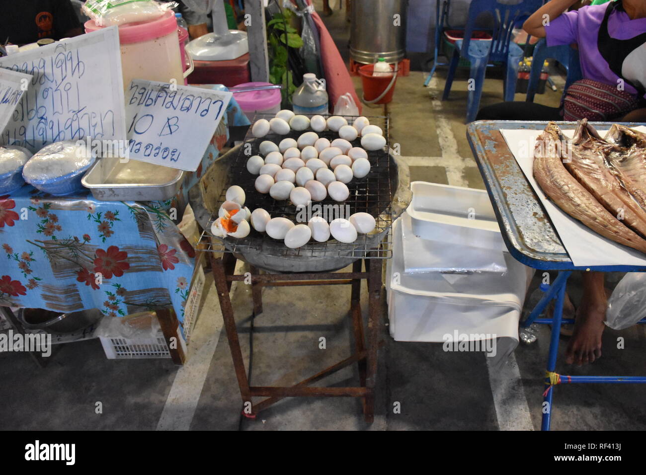 Molte uova su un grill Foto Stock