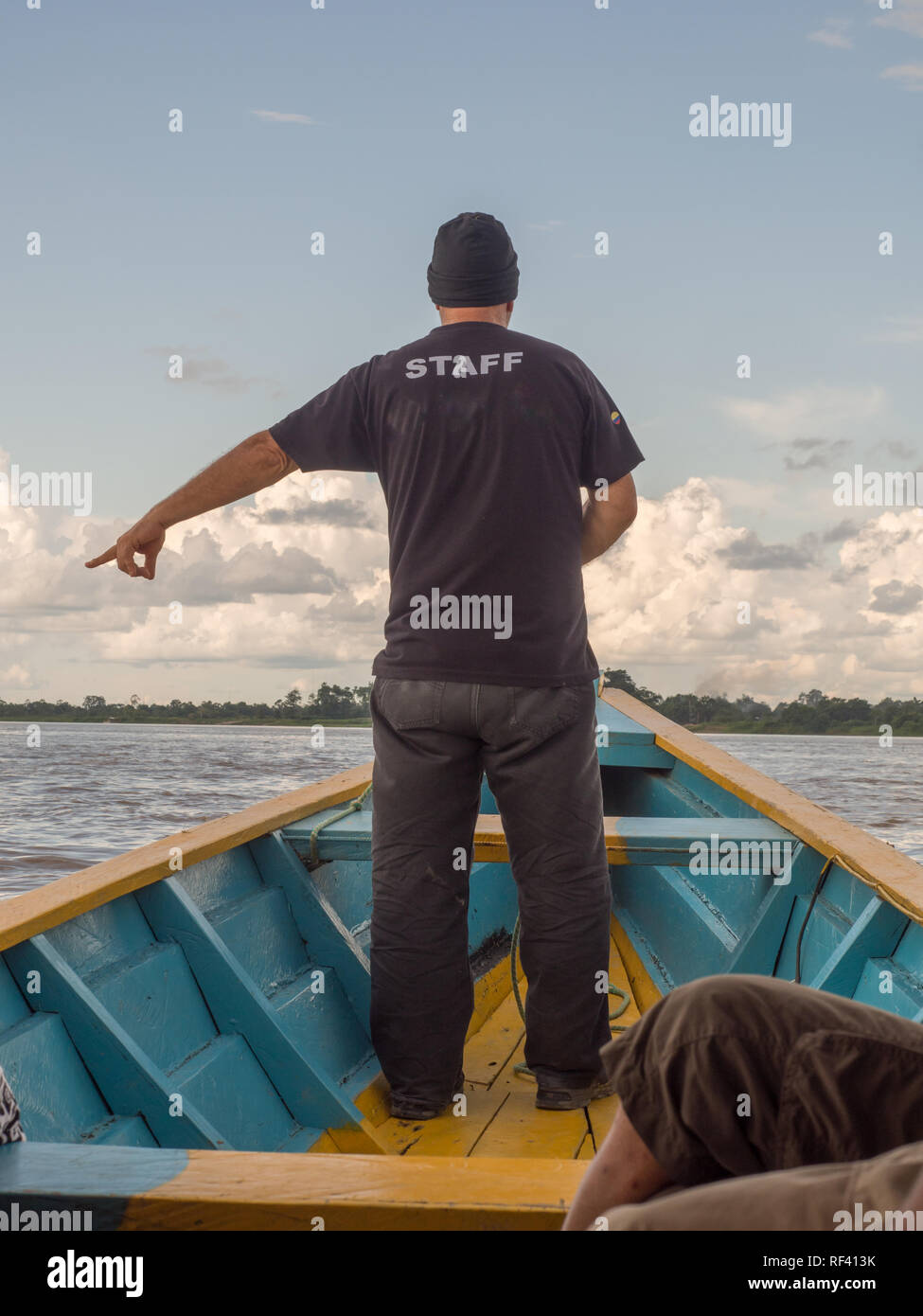 Paumari, Brasile- Dicembre 07, 2017: Tradizionale, barca indiano e bella vista con la riflessione nella laguna di giungla amazzonica. durante il tramonto. Lat Foto Stock