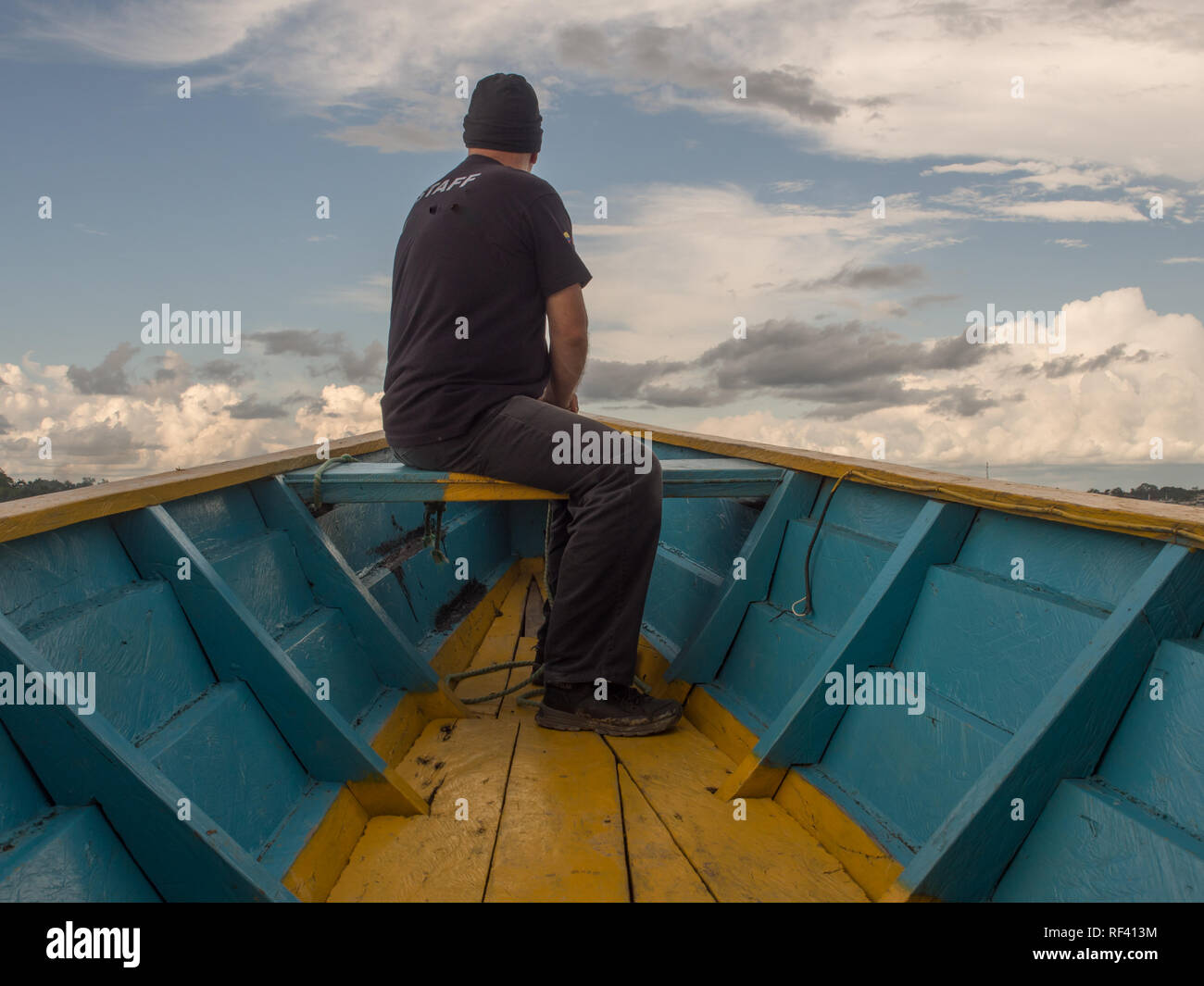Paumari, Brasile- Dicembre 07, 2017: Tradizionale, barca indiano e bella vista con la riflessione nella laguna di giungla amazzonica. durante il tramonto. Lat Foto Stock
