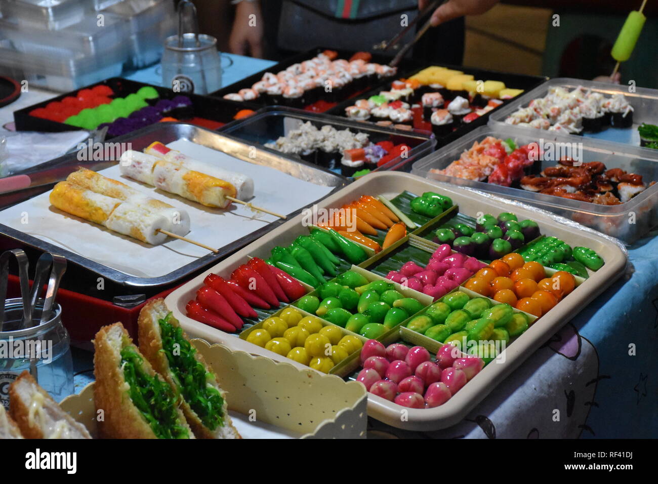 La varietà dei cibi al mercato notturno Thongsala Koh Phangan Foto Stock