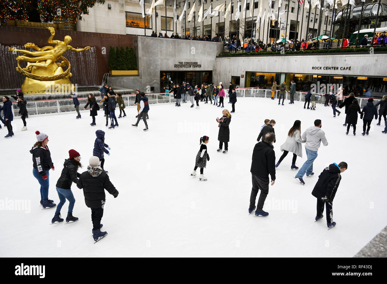 Il Rockefeller Center il pattinaggio su ghiaccio, New York Midtown Foto Stock