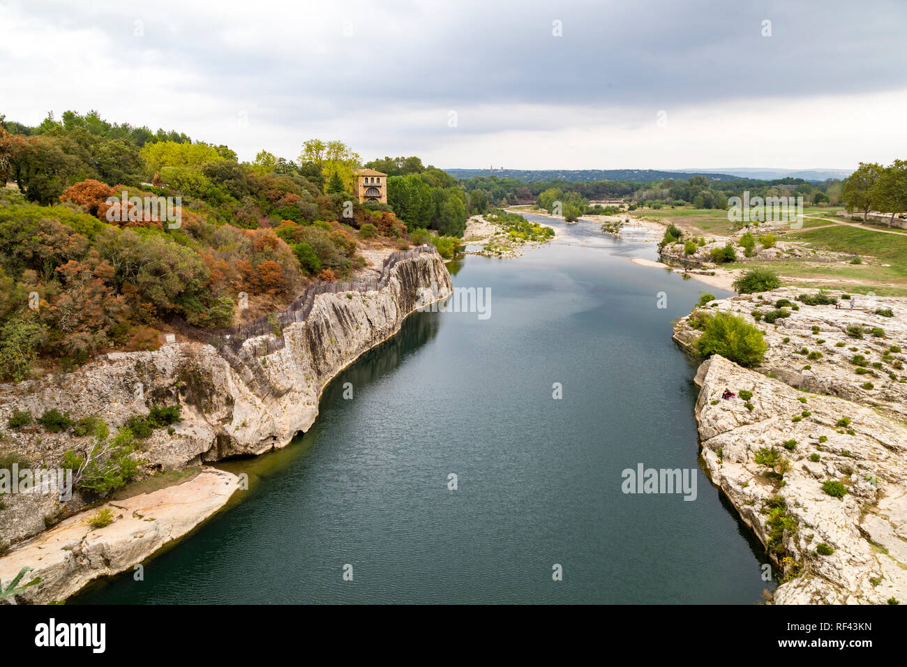 Vista dall'antico acquedotto romano di Pont du Gard attraverso il fiume Gardon in Francia Foto Stock