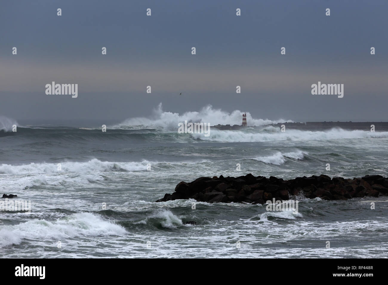 Entrata di Povoa de Varzim porto in una serata di tempesta Foto Stock