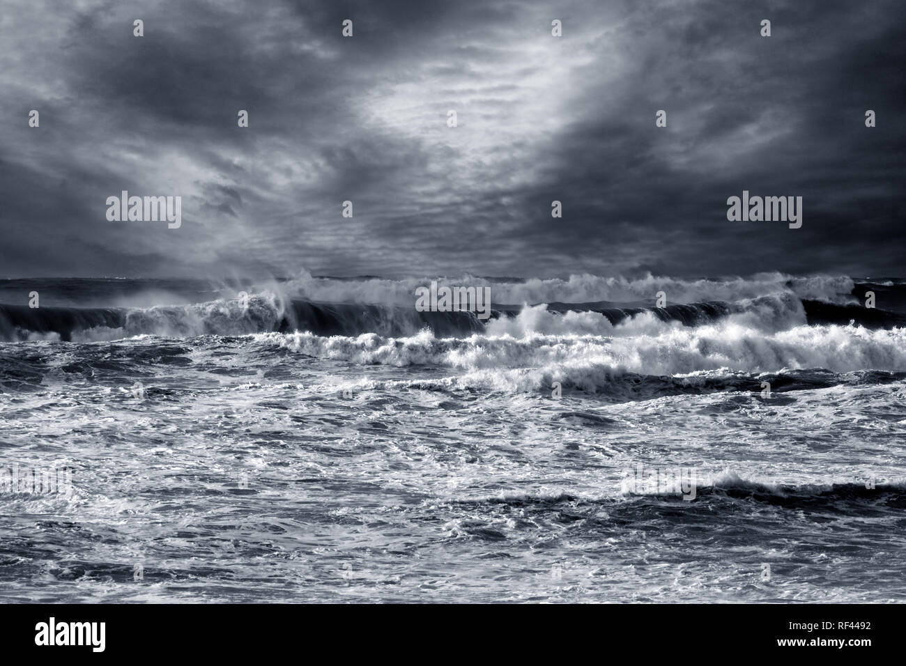 Tempesta di mare con onde di vento. Nord-est costa Atlantica. Enhanced sky. Nei toni del blu. Foto Stock
