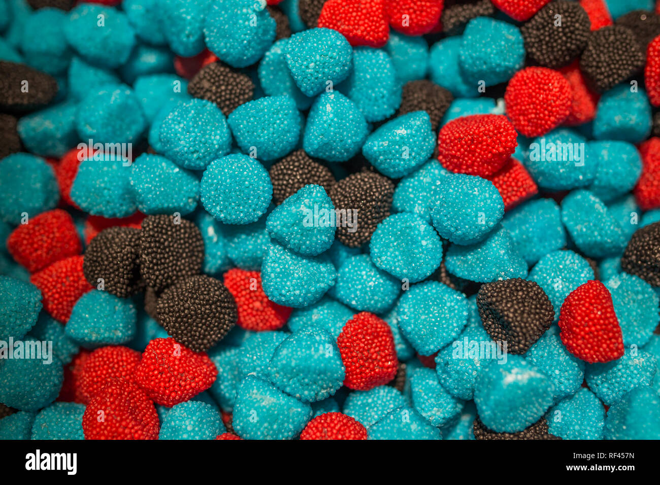 Nero Blu e rosso di caramelle in forma di lamponi e more Foto Stock