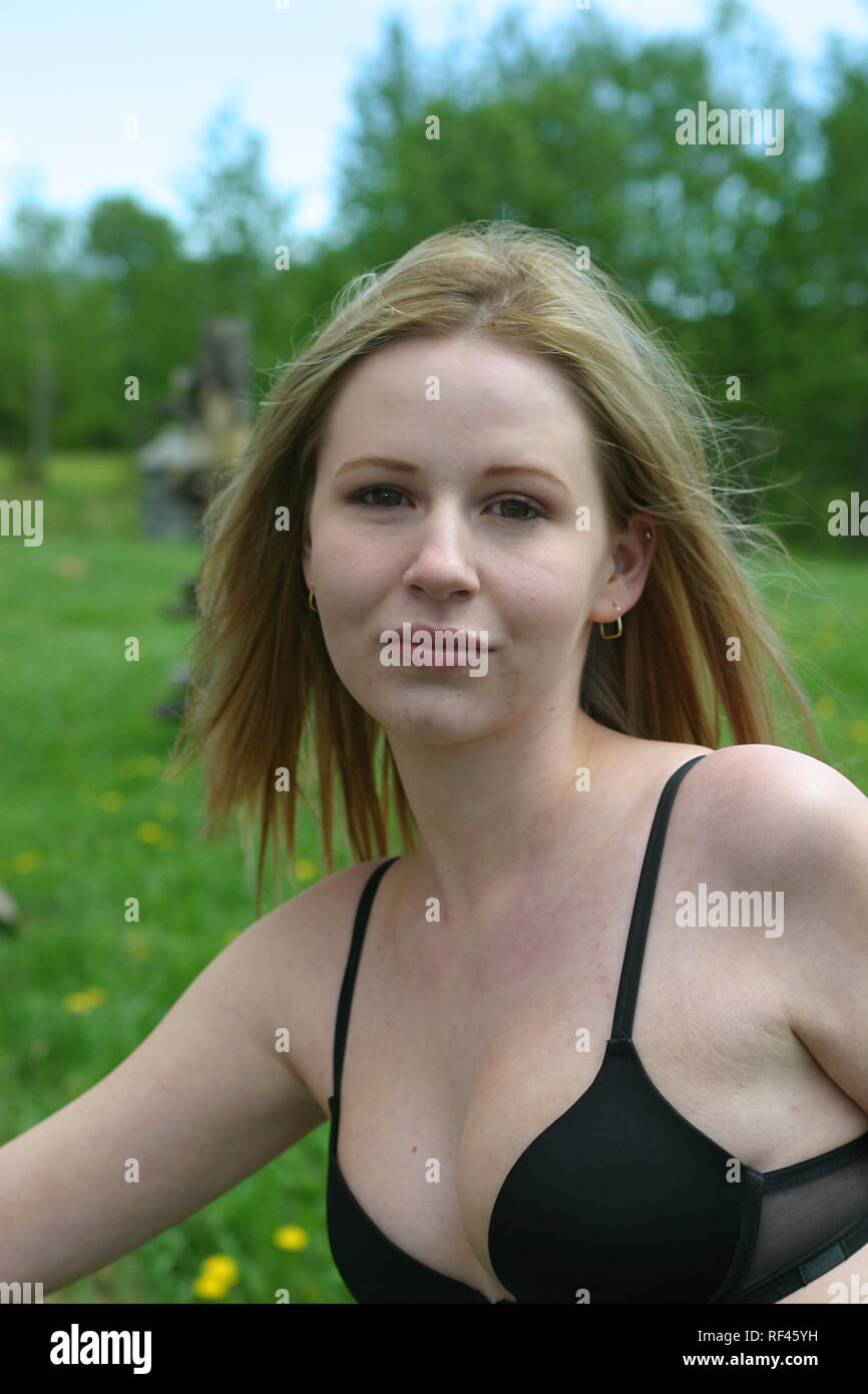 Piuttosto Caucasian donna bionda in un ambiente rurale Foto Stock