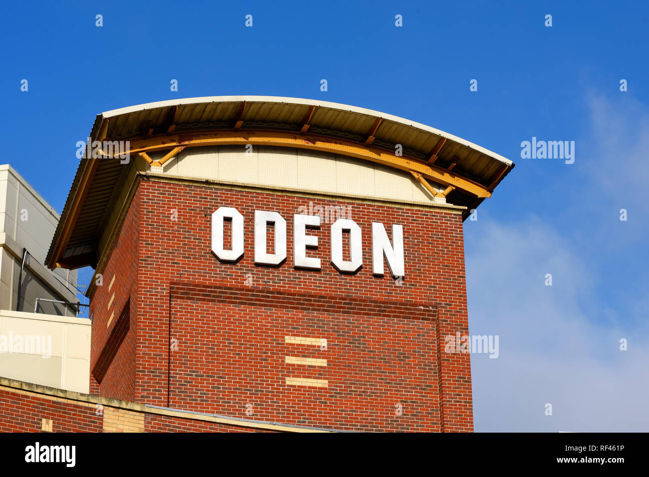 Logo, marchio, lettering Odeon cinema, sulla torre di costruzione a Victoria Circus, Southend on Sea, Essex, Regno Unito Foto Stock