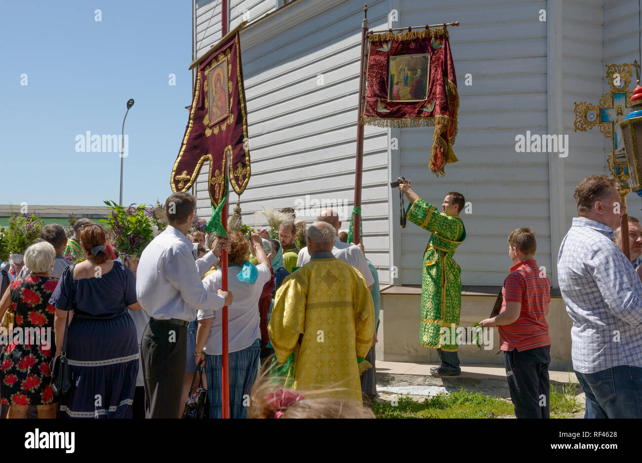 Persone partecipano alla processione religiosa nei pressi di Santa Trinità cattedrale sulla Pentecoste festa nella città di Novomoskovsk, Ucraina. Foto Stock