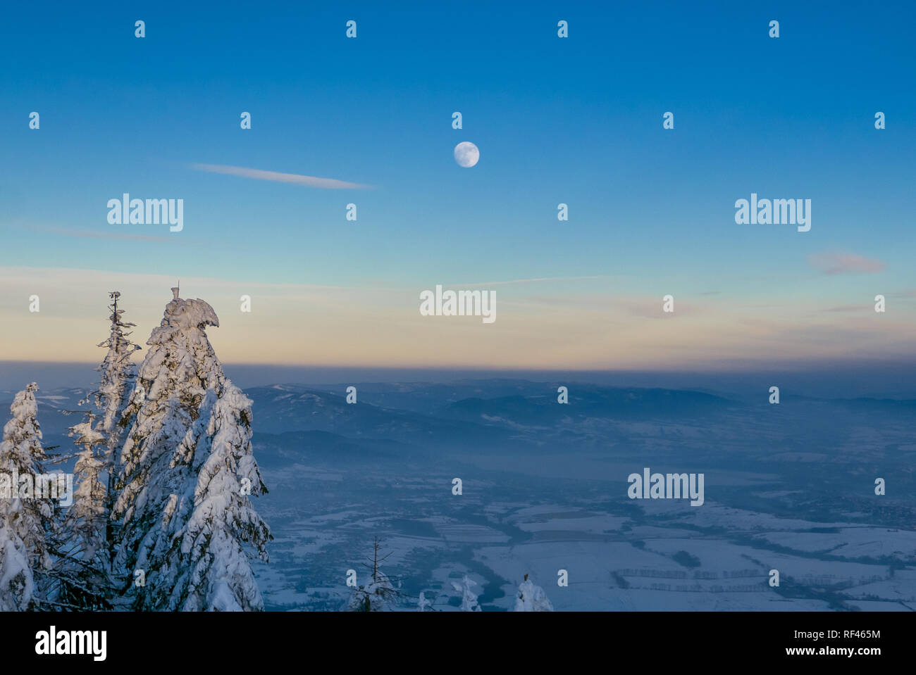 Majestic scena invernale, luna oltre il paesaggio innevato Foto Stock