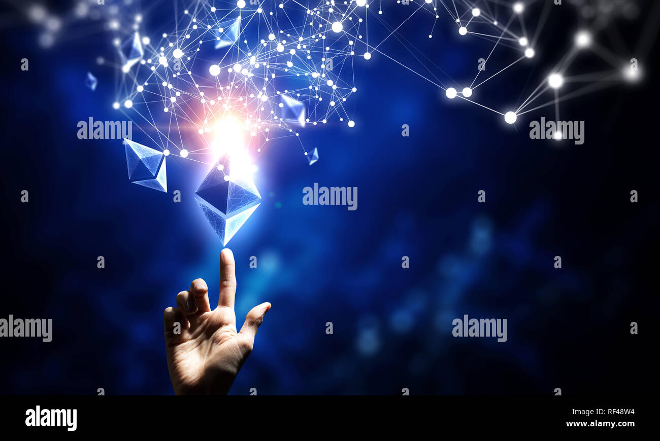 Bitcoin e Ethereum simboli astratti su sfondo blu. Il rendering 3D Foto Stock