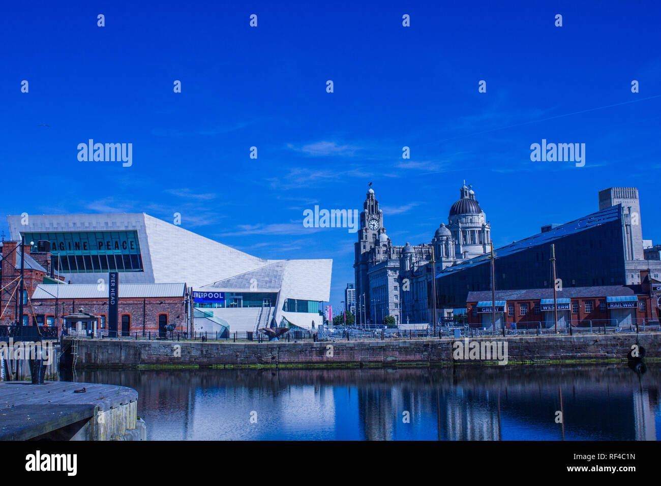 Il Liver Building dall'Albert Dock Foto Stock