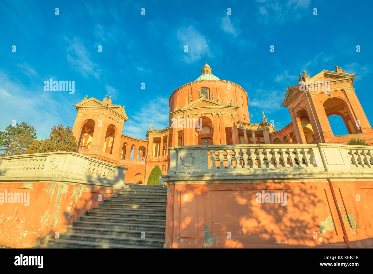 Ingresso del Santuario della Madonna di San Luca in una giornata soleggiata con cielo blu. Basilica Chiesa di San Luca a Bologna, Emilia Romagna, Italia. Famoso punto di riferimento cityscape. Foto Stock