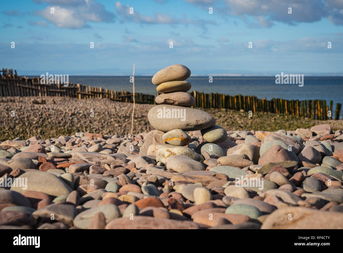 Una pila di pietra sulla spiaggia di Porlock Weir, Somerset, Inghilterra, Regno Unito Foto Stock