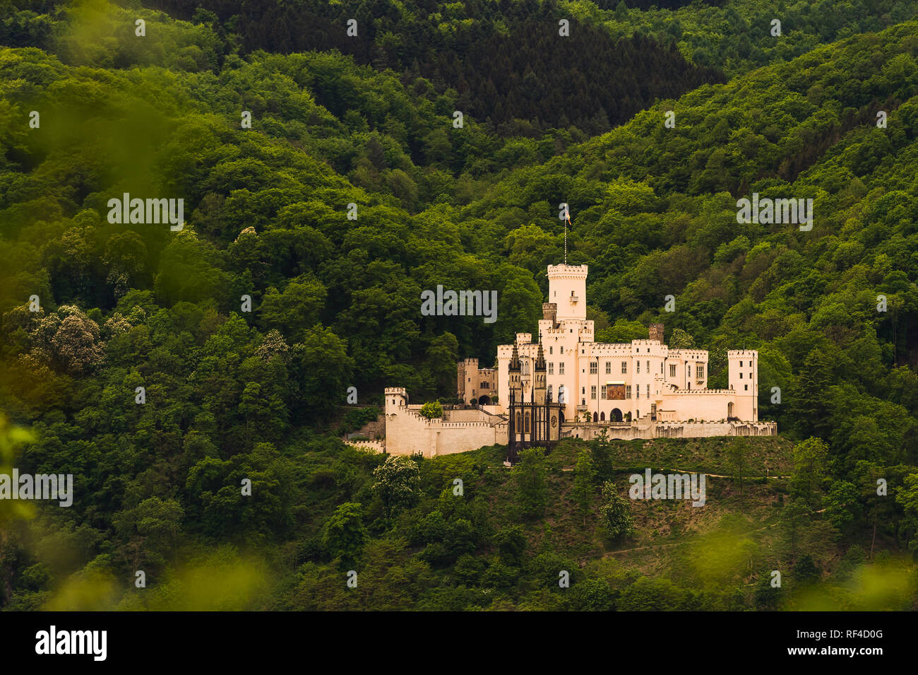 Bellissima vista di Stolzenfels-palace contro la foresta in primavera, Coblenza, Germania Foto Stock