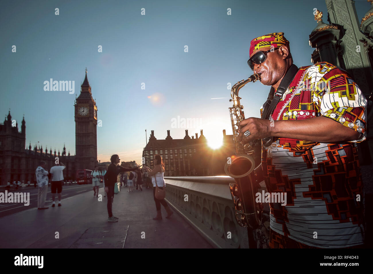 Sassofonista sulla strada. Londra famosa località turistica. Il Big Ben e Westminster. Foto Stock