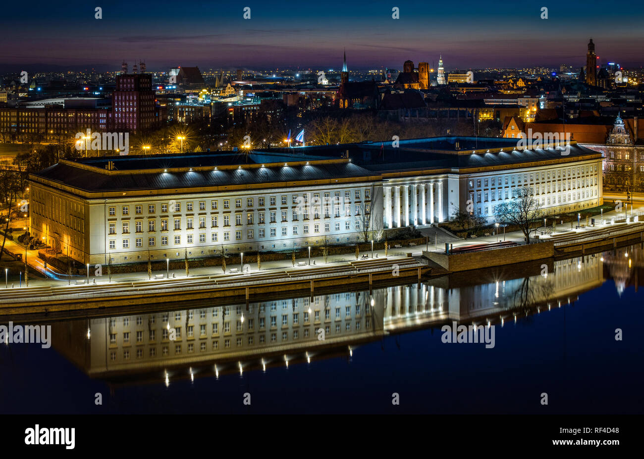 Vista dall'alto sulla Bassa Slesia'ufficio del governatore e il fiume Odra di notte. Wroclaw, Slesia, Polonia Foto Stock