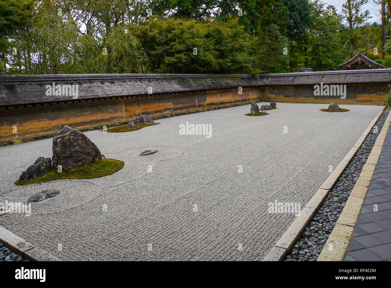 Giappone, Kyoto, giardino Zen presso la Zen tempio Buddista Kinkaku-ji (Tempio del Padiglione Dorato), Aka Rokuon-ji (cervo giardino tempio) Foto Stock