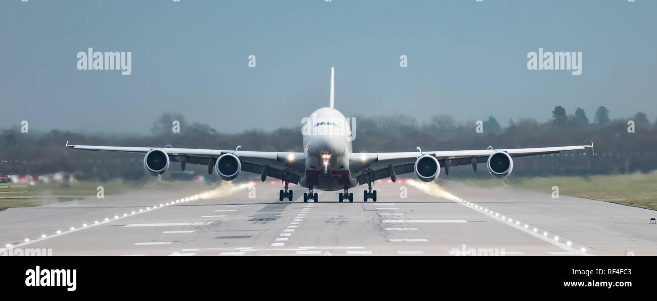 Dall'Aeroporto Gatwick di Londra, Inghilterra, Regno Unito - 09 dicembre 2018: Anteriore su visualizzare direttamente verso il basso la pista di una compagnia aerea Emirates A380 Airbus appena come esso prende il largo Foto Stock