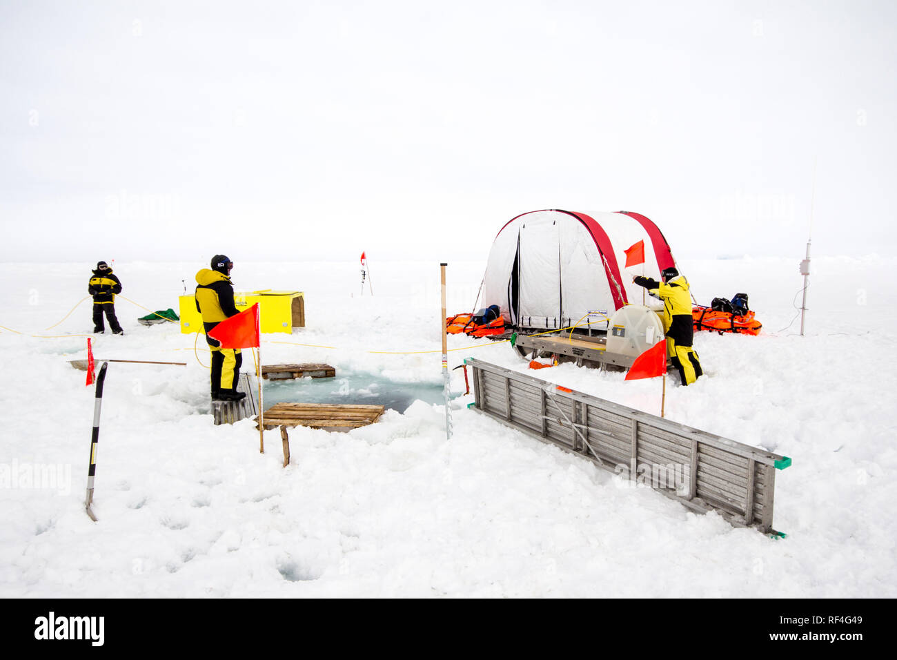 Mare di Weddell, Antartide - Settembre 19, 2013: scienziati provenienti da una ricerca sono rompighiaccio che istituisce un veicolo azionato in modo remoto (ROV) camp su un ic Foto Stock