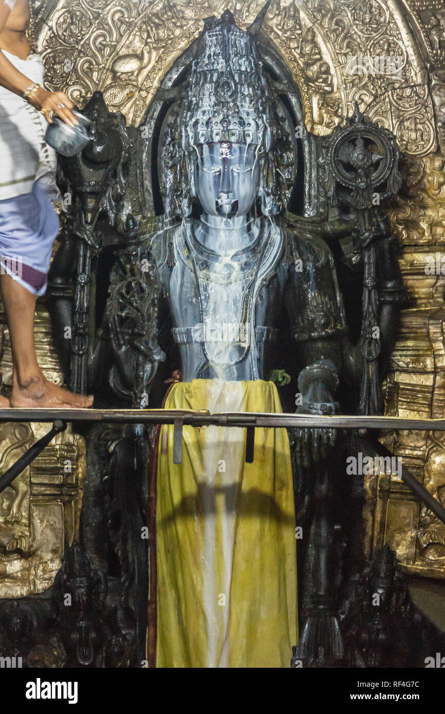 Belur, Karnataka, India - 2 Novembre 2013: Chennakeshava Tempio. Santuario principale prima di iniziare la cerimonia Abisheka. Latte coagulato versata uovere Foto Stock