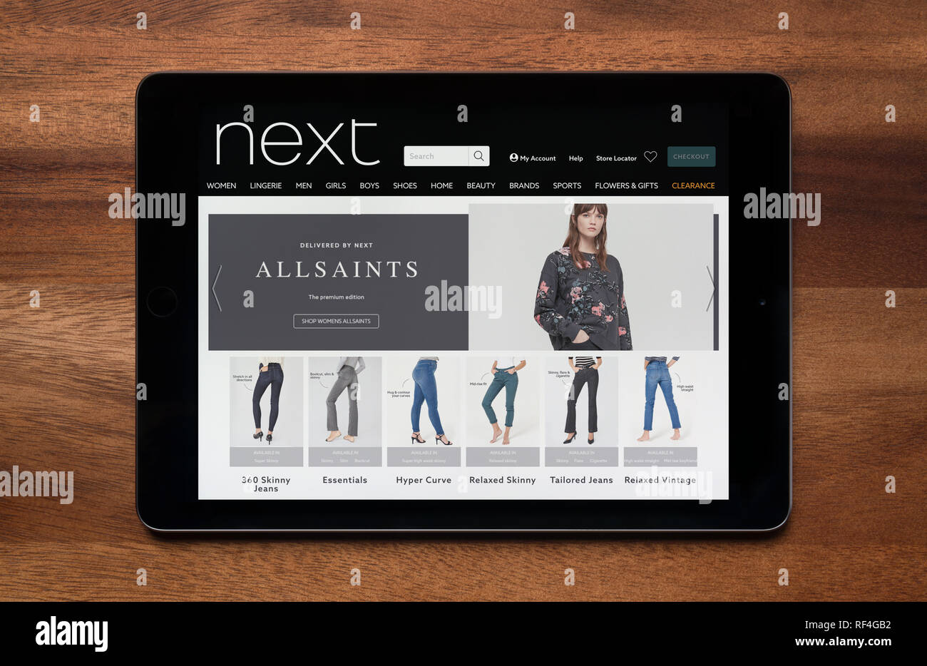 Il sito web della prossima è visto su un tablet iPad, il quale è appoggiato su un tavolo di legno (solo uso editoriale). Foto Stock